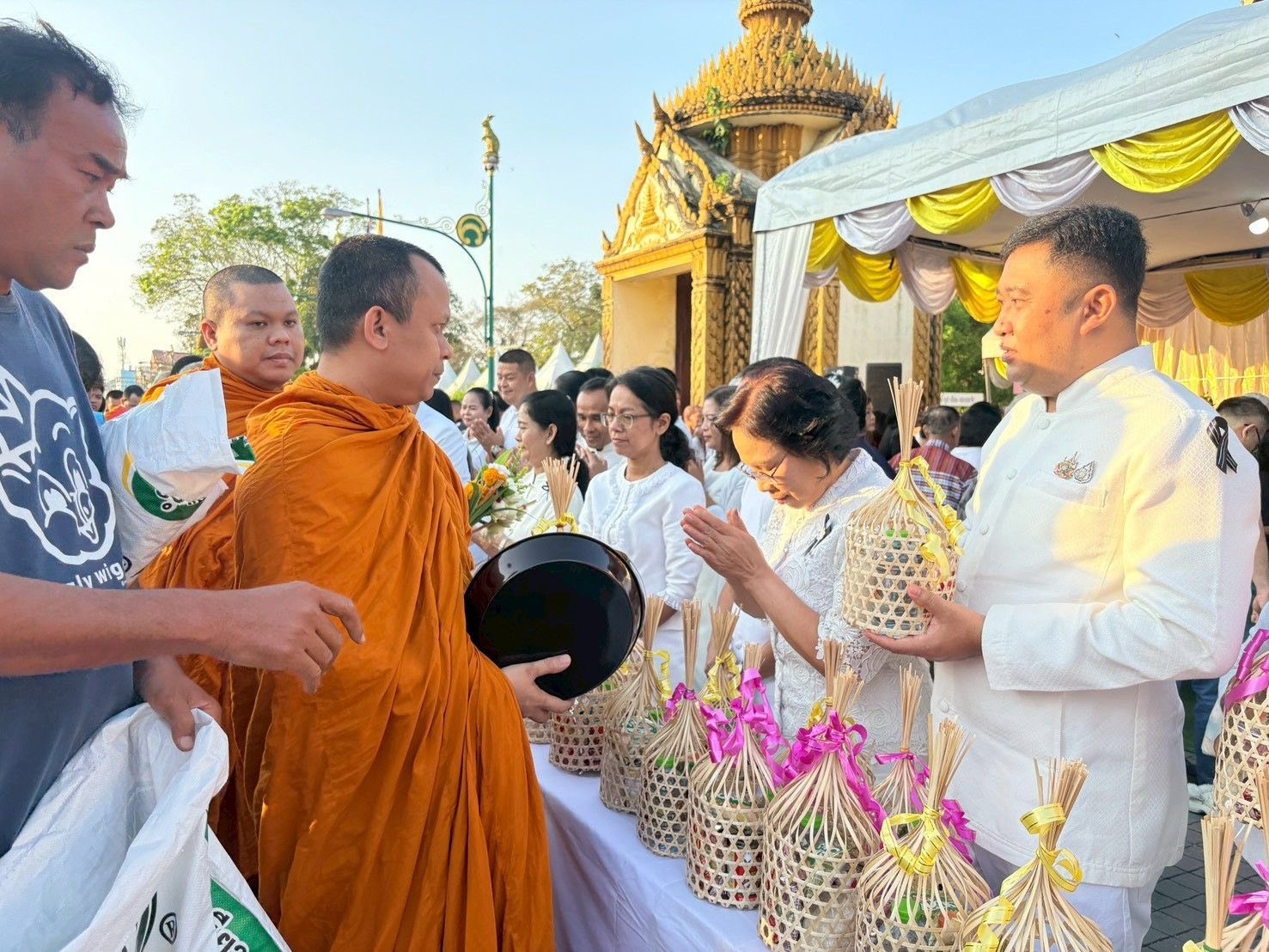 ตักบาตรปีใหม่ 2569