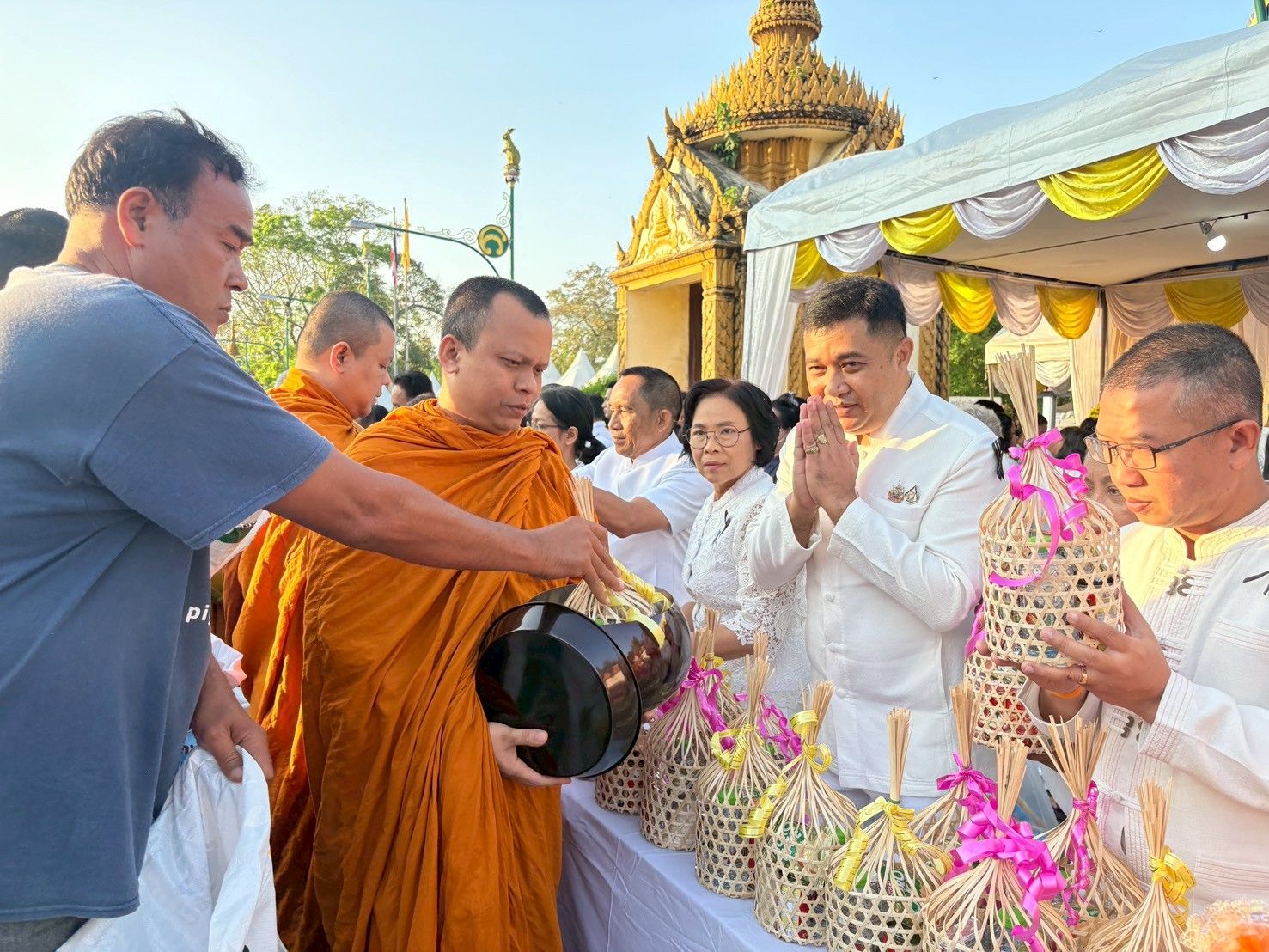 ตักบาตรปีใหม่ 2569